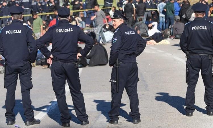 Izrazili su nezadovoljstvo zbog nedavnog smanjenja plate policijskim službenicima za 10 posto - Avaz