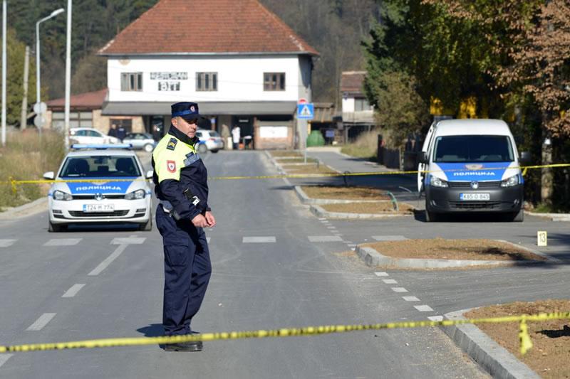 Prijetio majci, polupao stakla na prozorima, nožem nasrtao na policiju i oštetio dva vozila