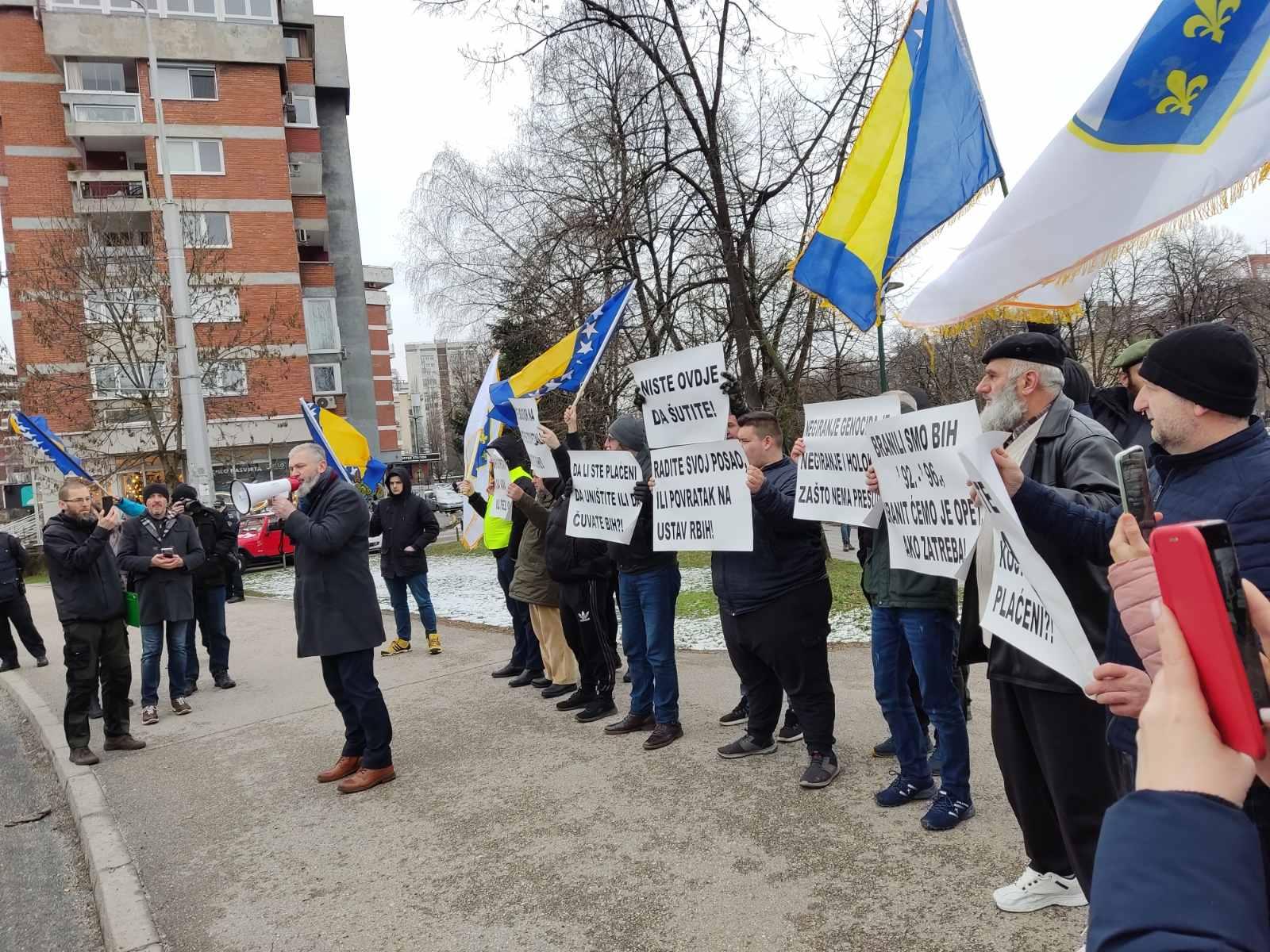 Članovi Pokreta ""Vjera, narod, država" ispred OHR-a, imaju više zahtjeva