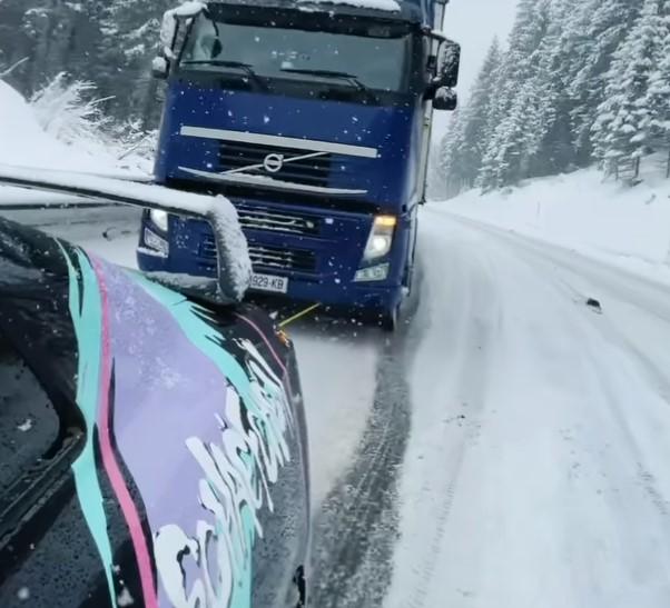 Pogledajte izvlačenje šlepera sa strme skliske uzbrdice - Avaz