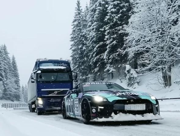 Sarajlija sa šleperom zapeo u snijegu, u pomoć mu pritekla nevjerovatna zvijer od automobila