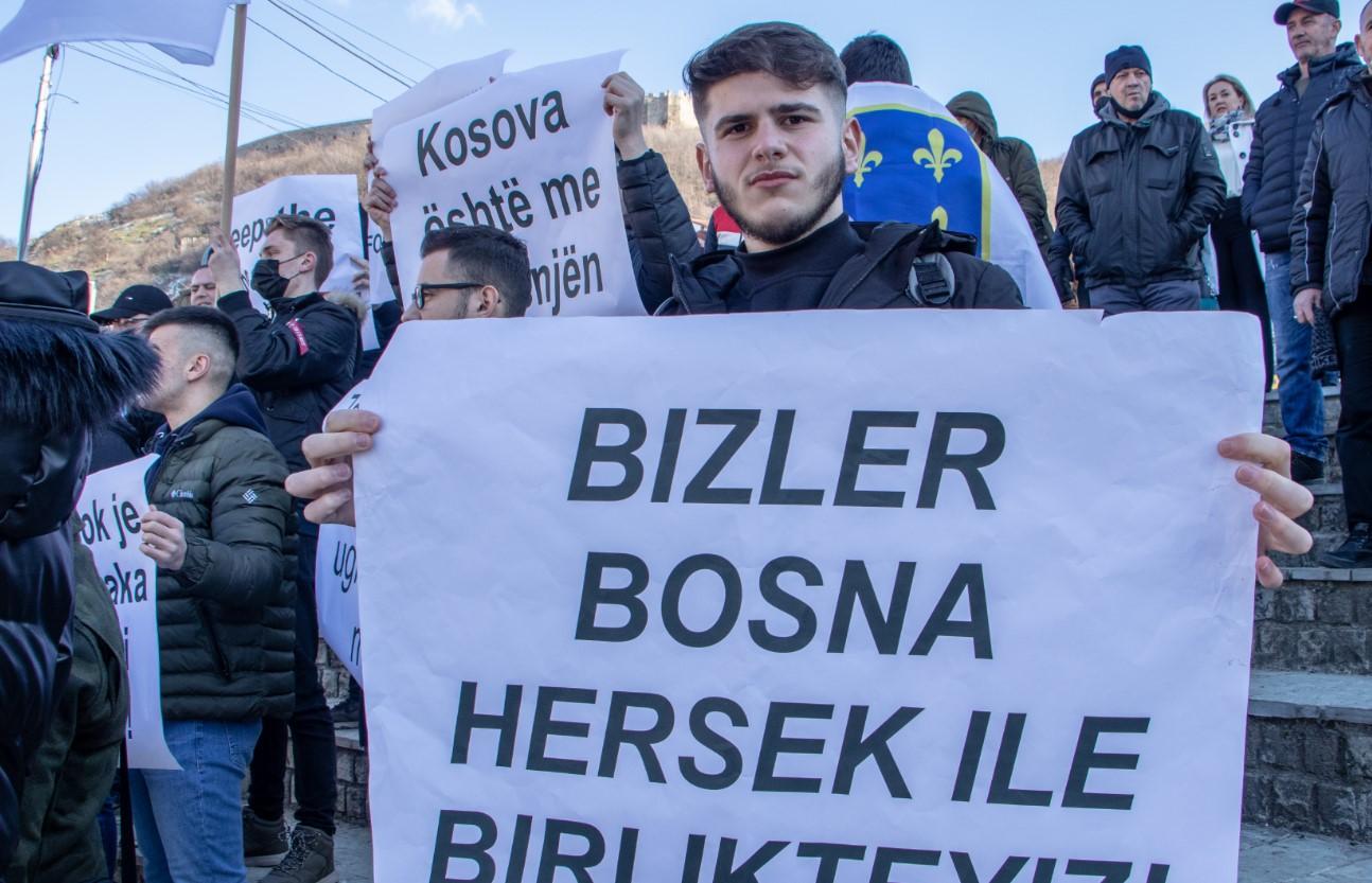 Poruke s protesta u Prizrenu - Avaz