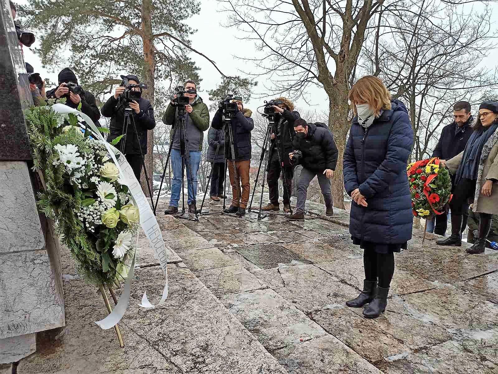 Brojne delegacije položile cvijeće - Avaz