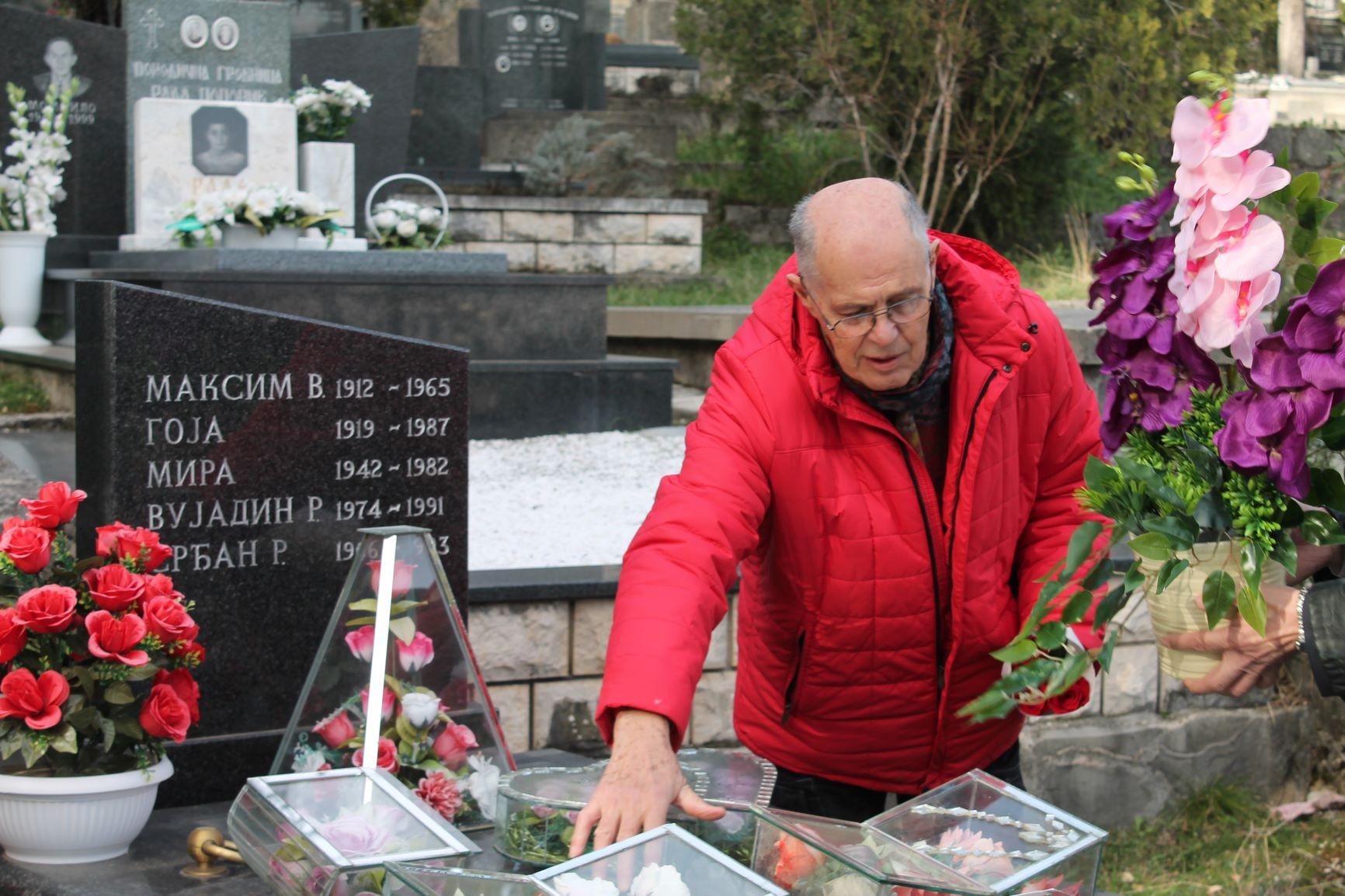 Rade Aleksić na grobu sina Srđana - Avaz