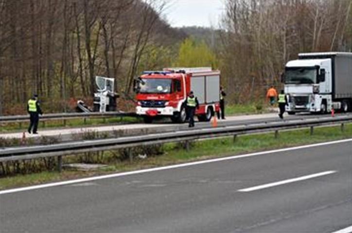 Stravična nesreća: U sudaru automobila i kamiona iz BiH poginula jedna osoba, druga povrijeđena