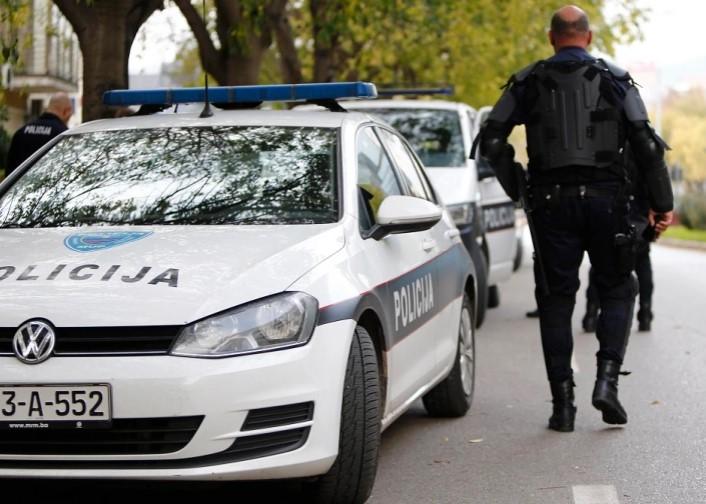 Horor u Mostaru: Sjekirom nasrnuo na policajce