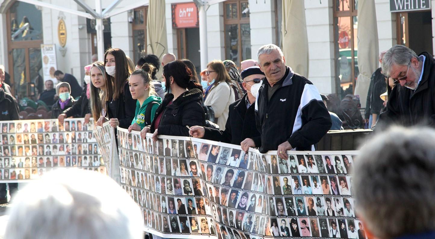 Majke Srebrenice na skupu u Tuzli - Avaz