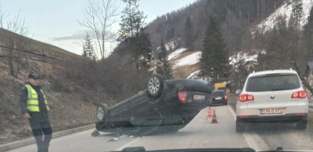 Automobil završio na krovu - Avaz