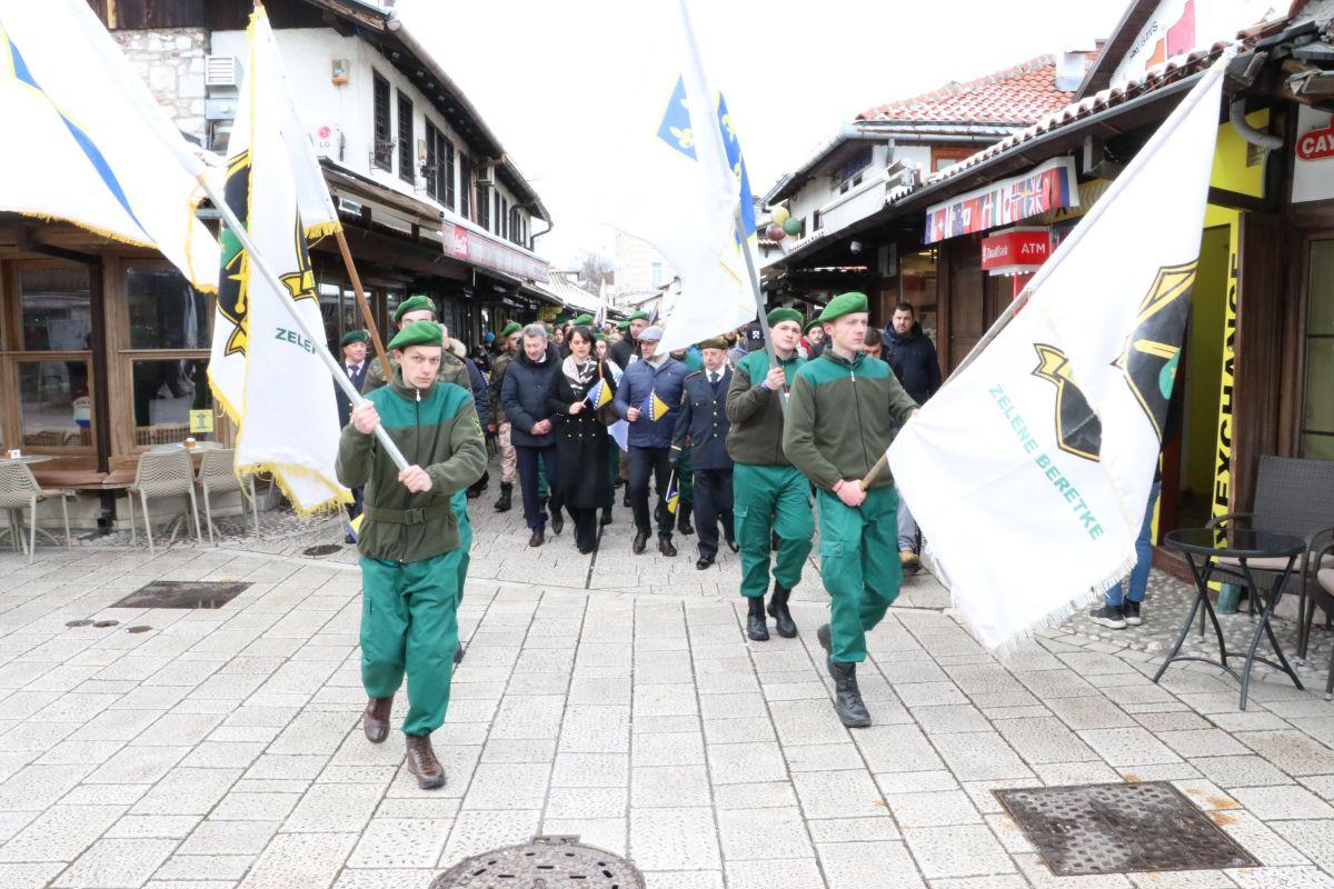 Svečanim defileom obilježen Dan nezavisnosti BiH: Glavu gore, Bosanci i Hercegovci, poručio načelnik Hadžibajrić - Avaz