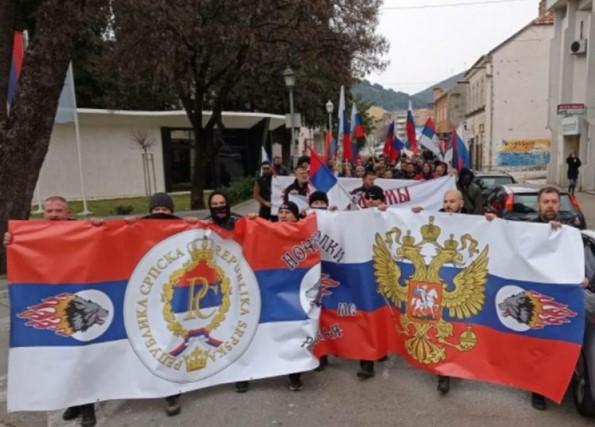 Nekoliko desetina Trebinjaca pružilo podršku Rusiji, prošetali gradom mašući srpskim i ruskim zastavama