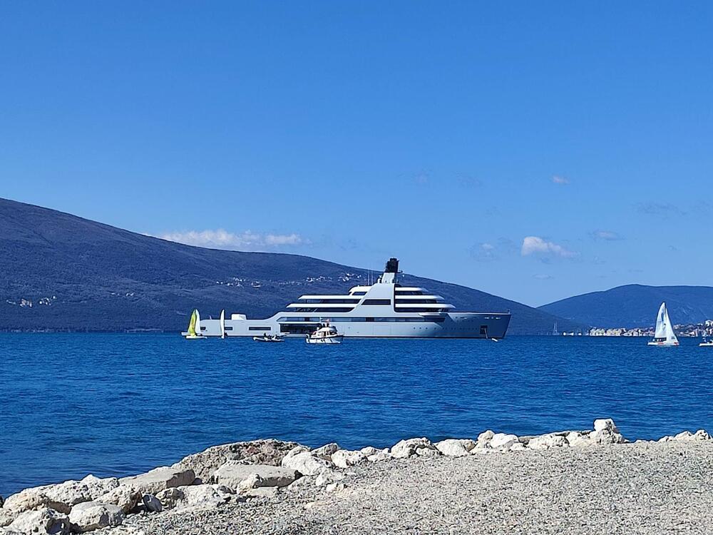 Abramovičeva superjahta jutros uplovila u Tivat