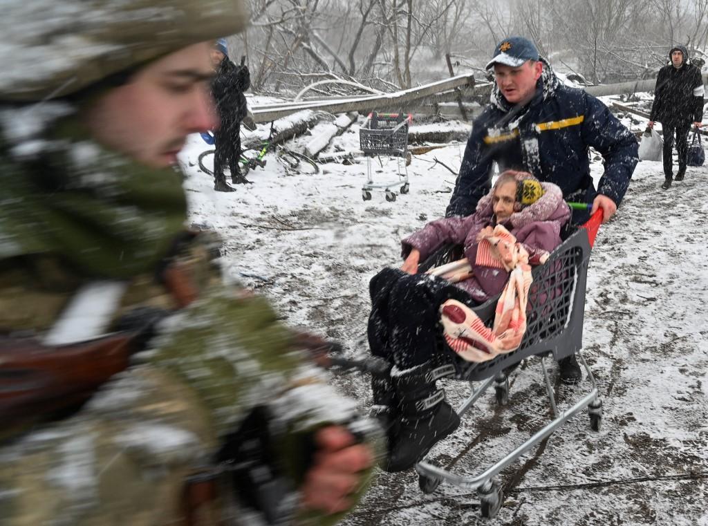 Fotografija prikazuje evakuaciju civila u Irpinu 8. marta - Avaz