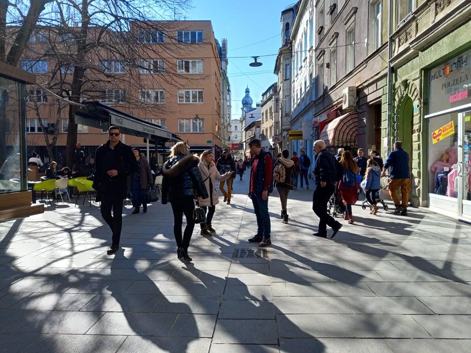 Građani u šetnji - Avaz