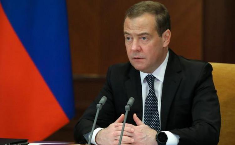 Medvedev: Cilj SAD je da uništi Rusiju