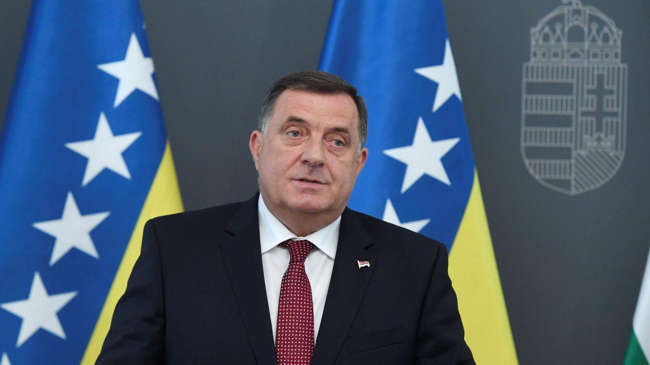 Dodik krivi Ujića zbog zabrana državljanima Srbije