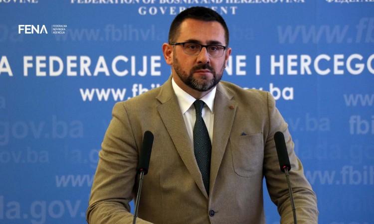 Edin Ramić uspio nemoguće: Sjedi u prvom redu i sluša sebe za govornicom