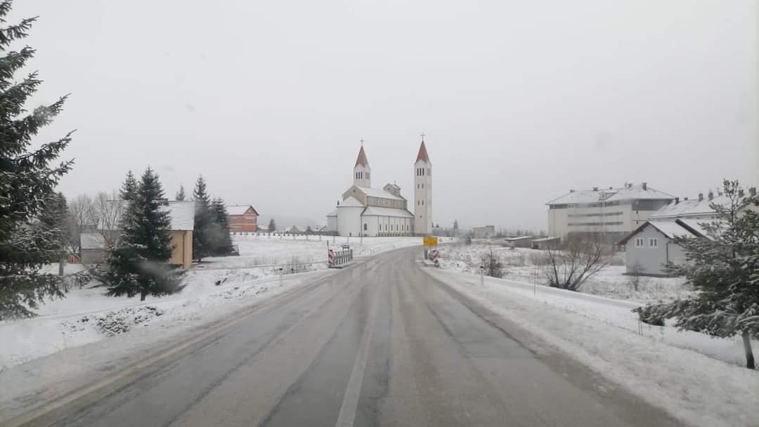 Snijeg obijelio Kupres i iznenadio mještane