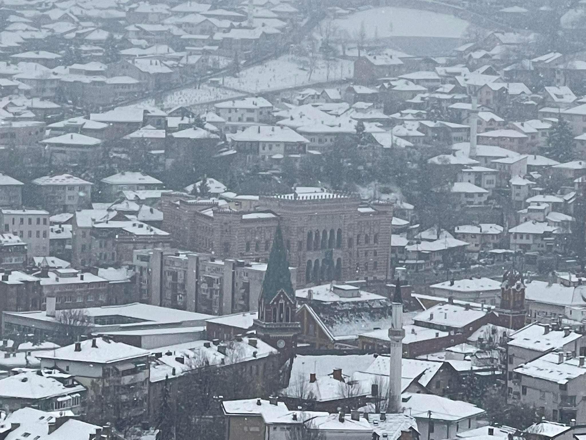 Pogled na grad pod bijelim prekrivačem - Avaz