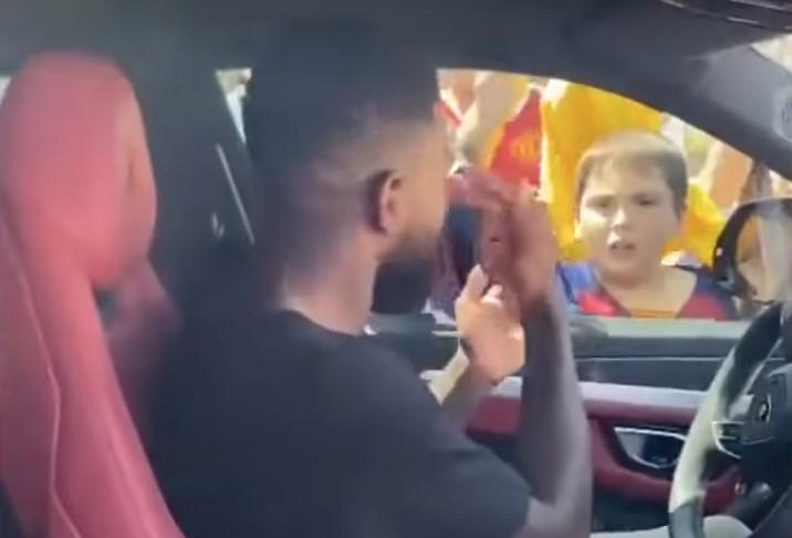 Dječak pokucao na prozor Lamborghinija, a reakcija stopera Barcelone bila je sramotna