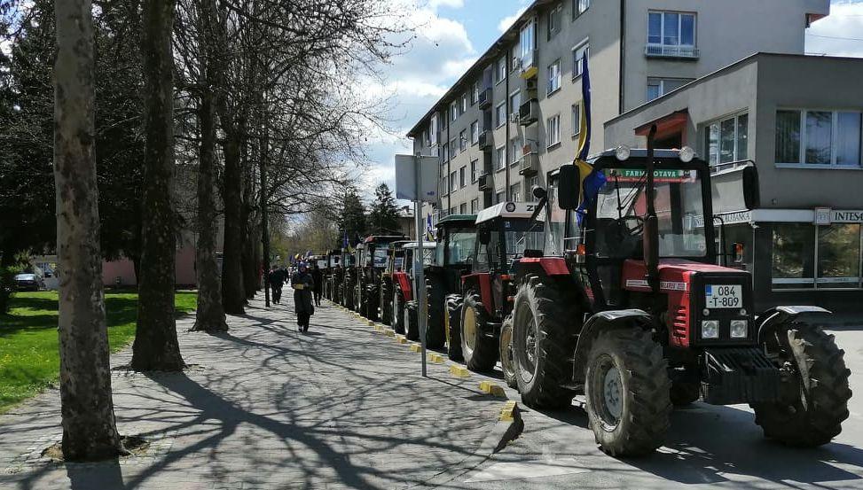 Traktori u centru Živinica - Avaz