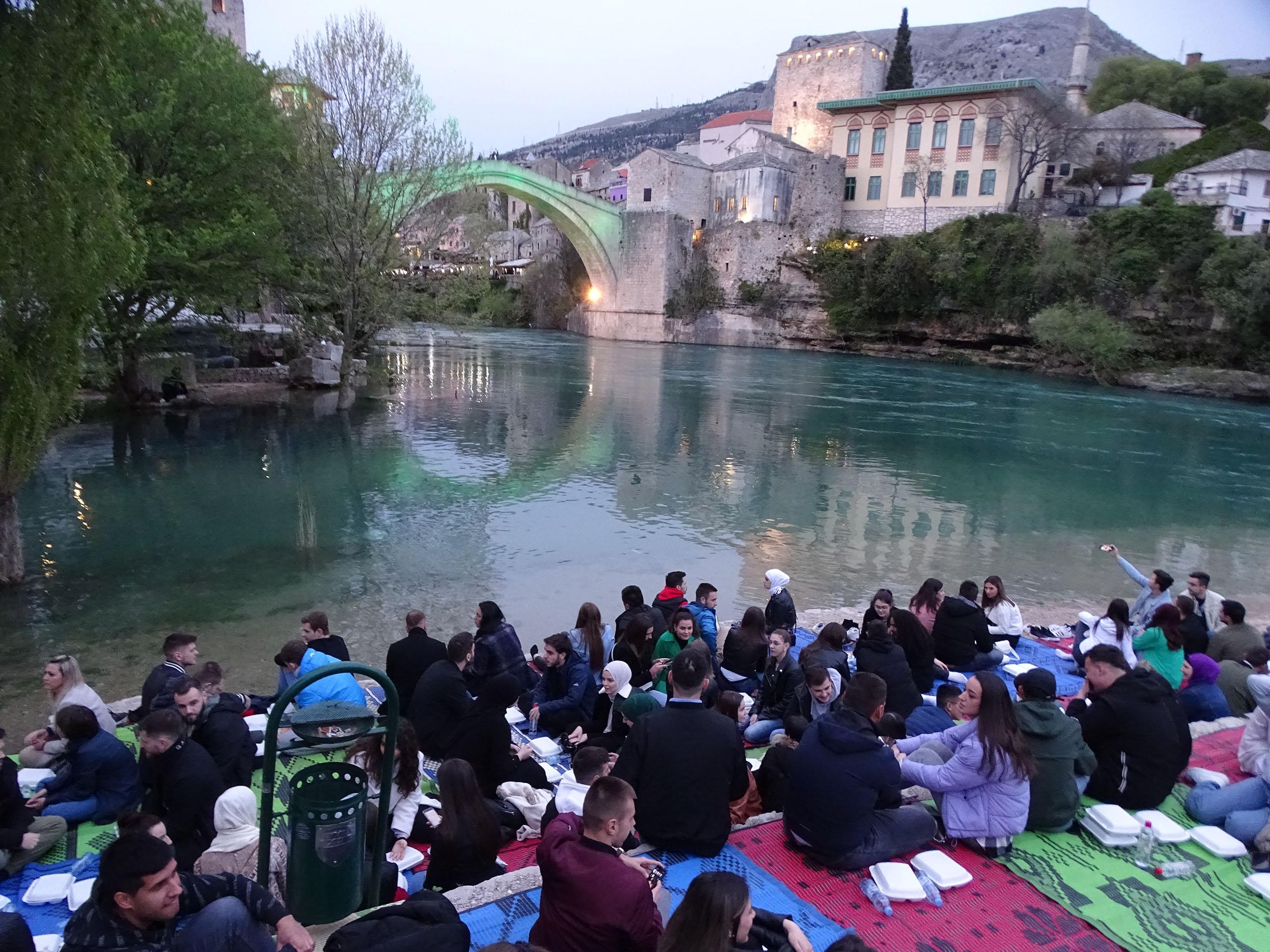 Ramazan: Više od hiljadu mladih iftarilo na platou ispod Starog mosta