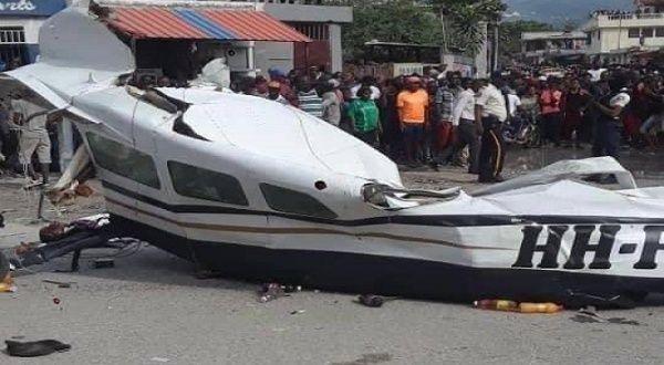 Mali avion pao na prometnu ulicu u Haitiju, poginulo najmanje šest osoba
