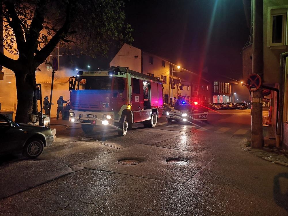 Požar na Vratniku sinoć iza ponoći, gorio Mercedes