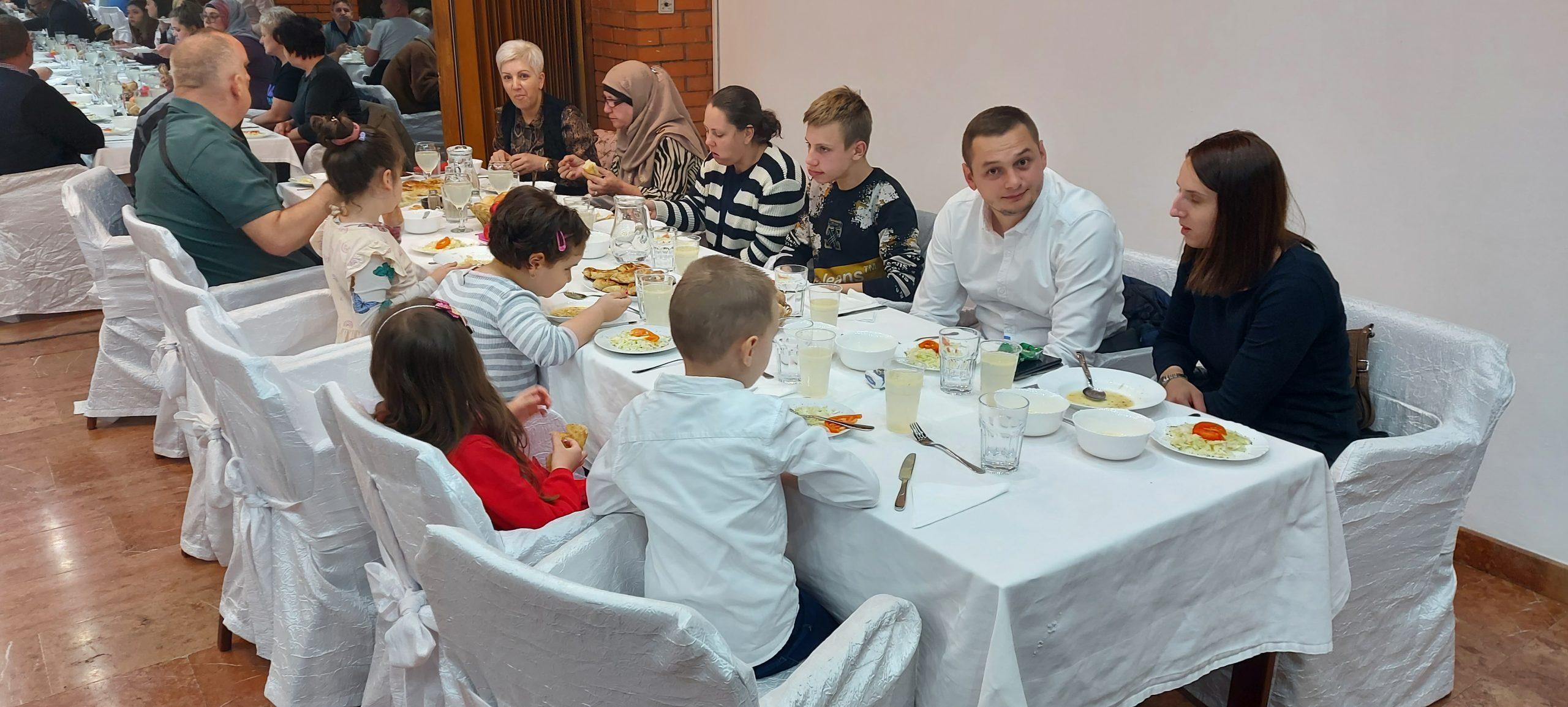 Sa večerašnjeg iftara u Zenici - Avaz