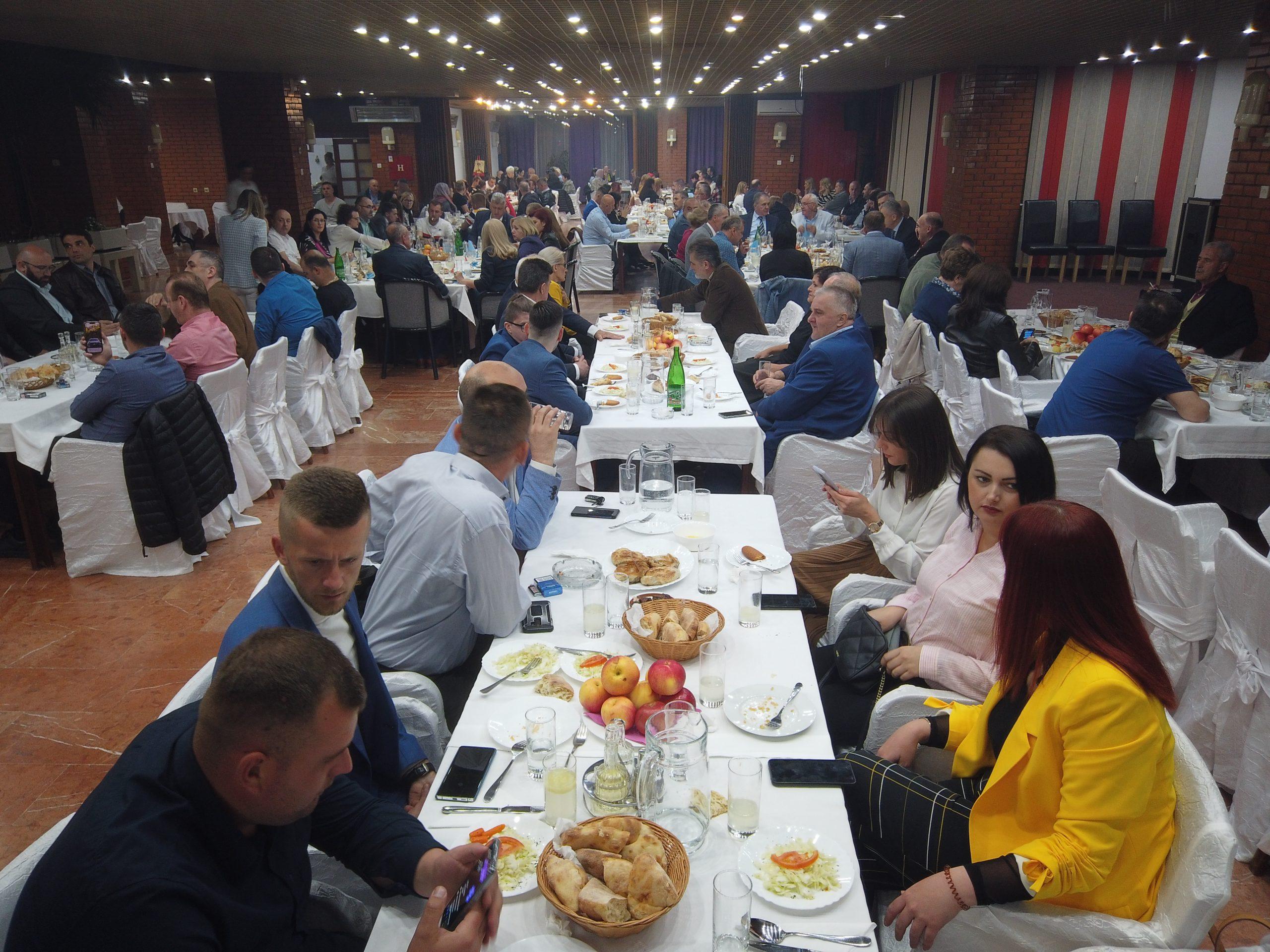 Zajednički iftar više od 300 članova i simpatizera SBB-a