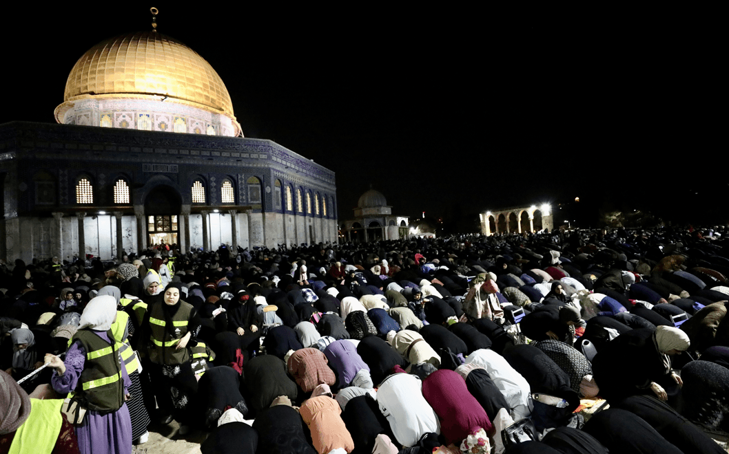 Palestinci i muslimani iz drugih zemalja u kompleksu Al-Aksa prvo su iftarili, a potom su nastavili s molitvama - Avaz