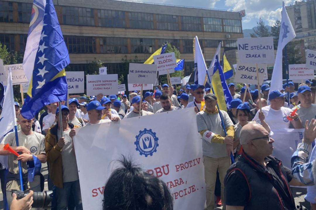 Sa današnjih protesta ispred zgrade Vlade Federacije Bosne i Hercegovine - Avaz