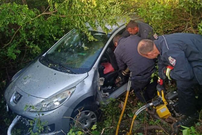 Vatrogasci rezali lim i izvukli djevojku iz automobila