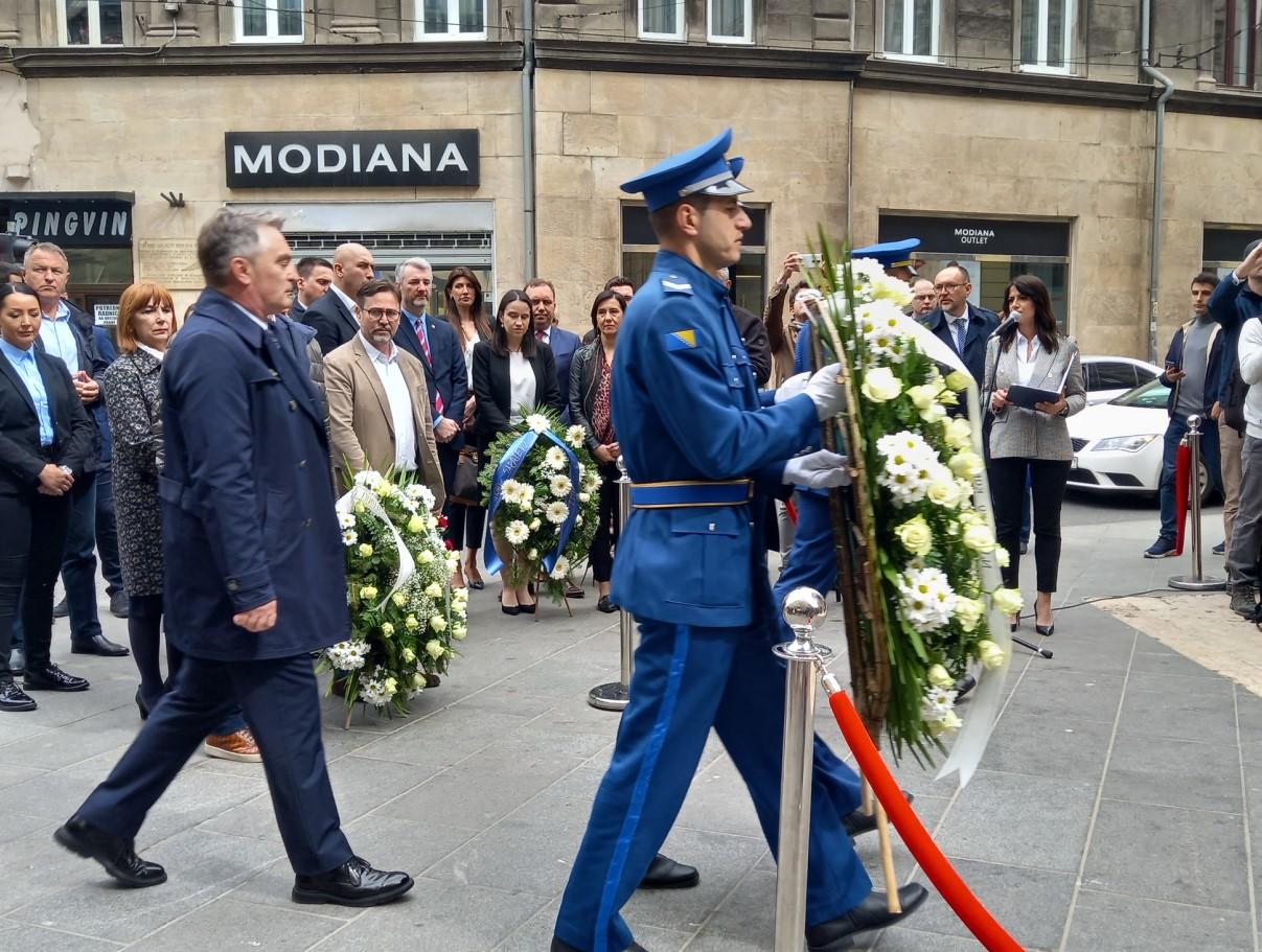 Polaganje cvijeća u centru Sarajeva - Avaz