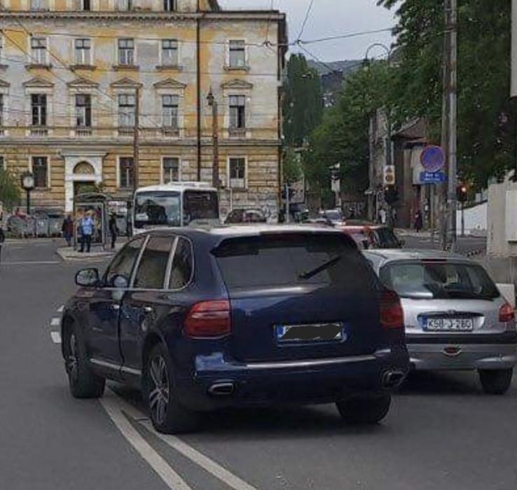 Porsche koji je udario studenta FPN-a - Avaz