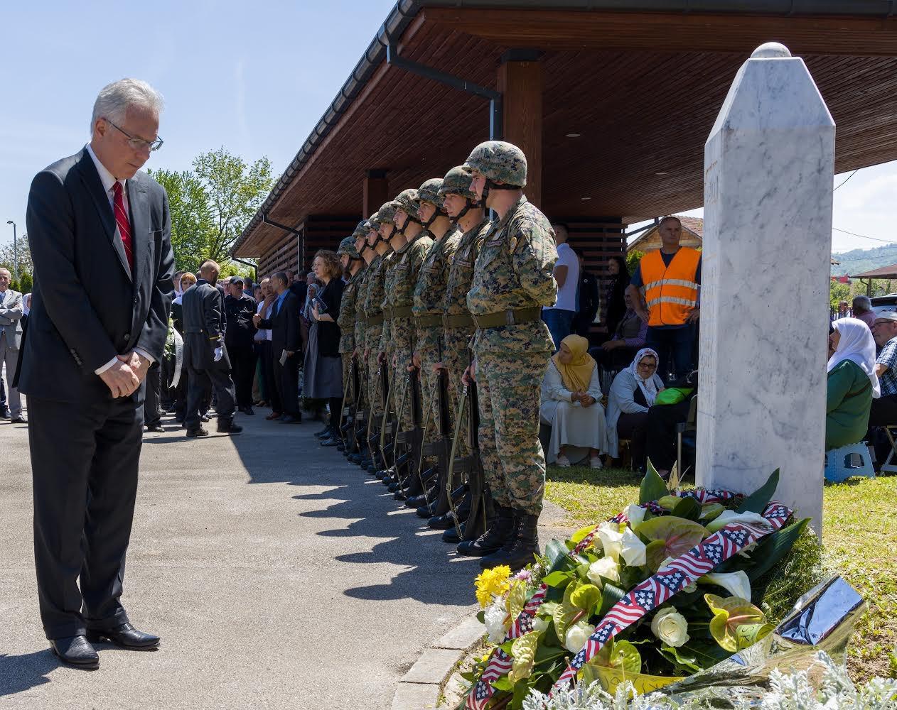 Ambasador Marfi u Memorijalnom kompleksu i šehidskom mezarju "Veljaci" - Avaz