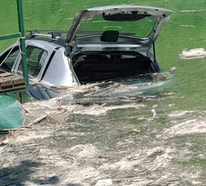 Automobil završio u jezeru - Avaz