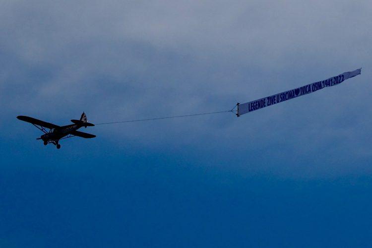 Avion s porukom preletio je stadion Grbavicu - Avaz