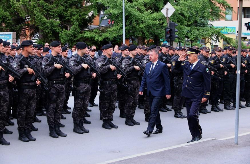 Dan policije obilježen u Tuzli: Defile kroz grad i postrojavanje na Trgu slobode