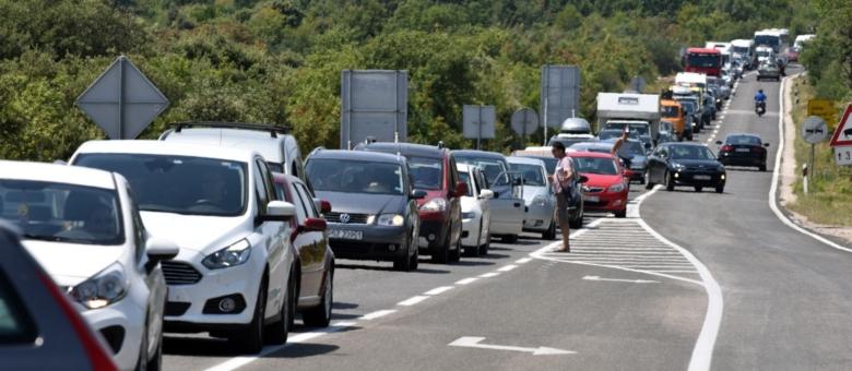 Stanje na cestama: Povoljni vremenski uslovi, očekuje se pojačana frekvencija vozila