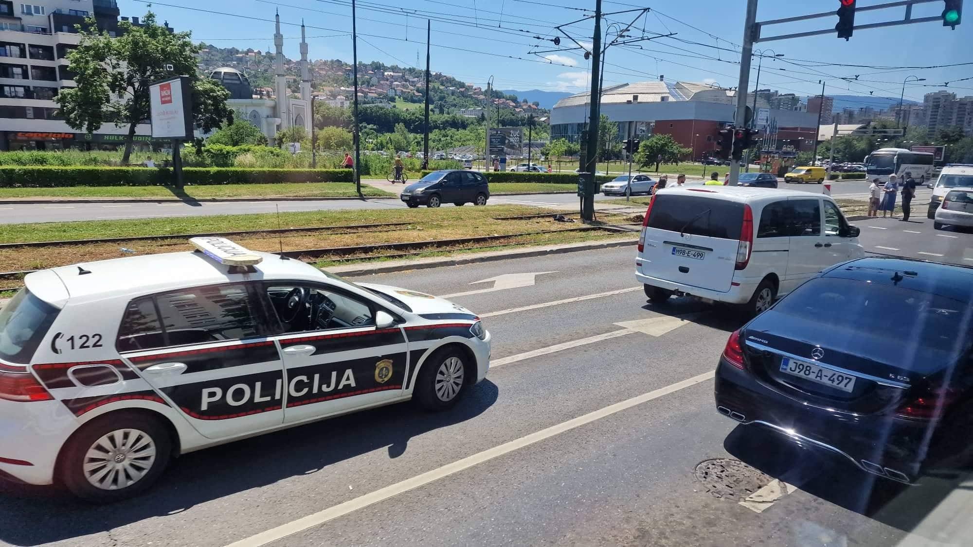 Policija i Hitna pomoć na licu mjesta - Avaz