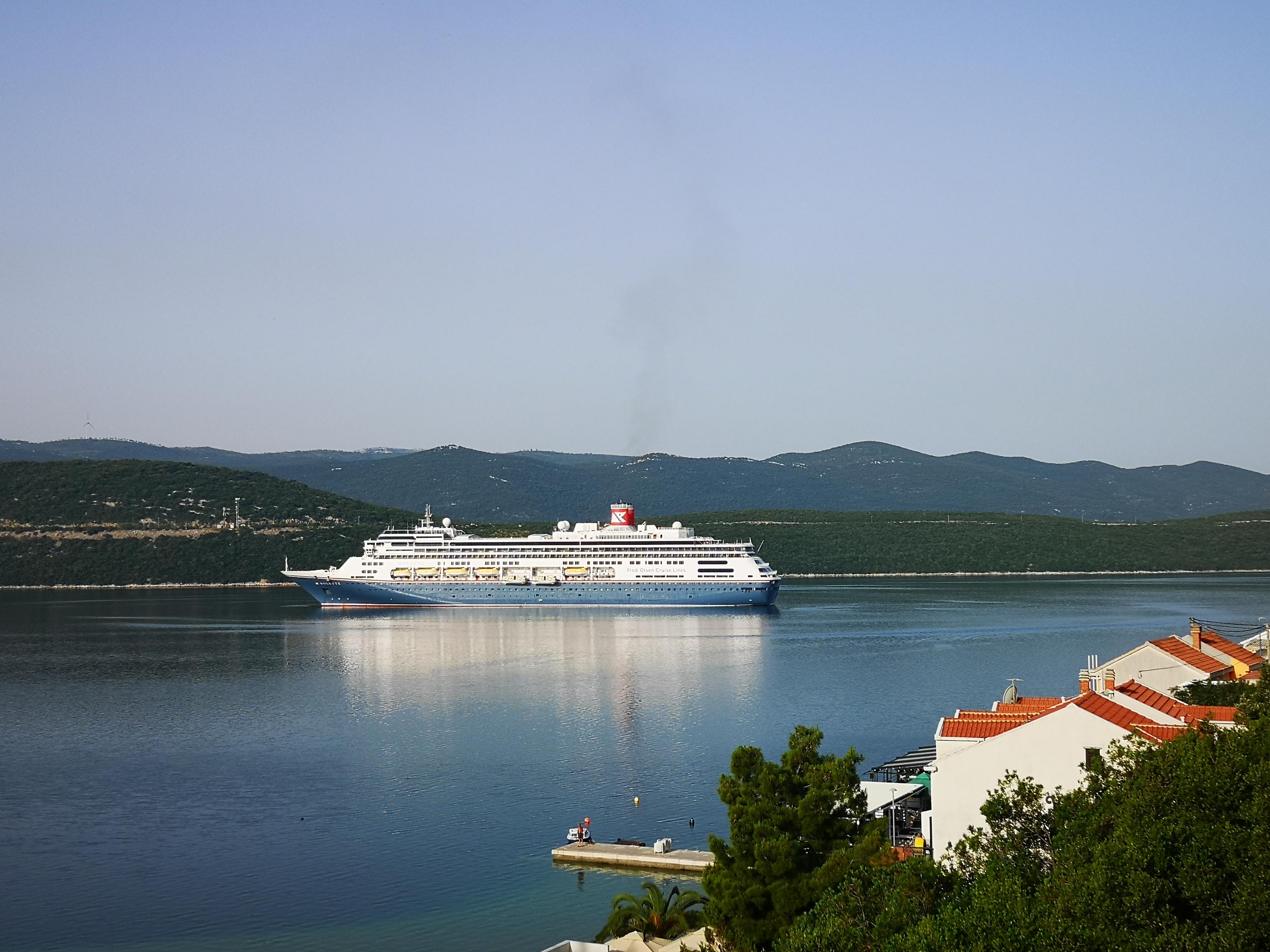 Brod ima više od 600 članova posade - Avaz