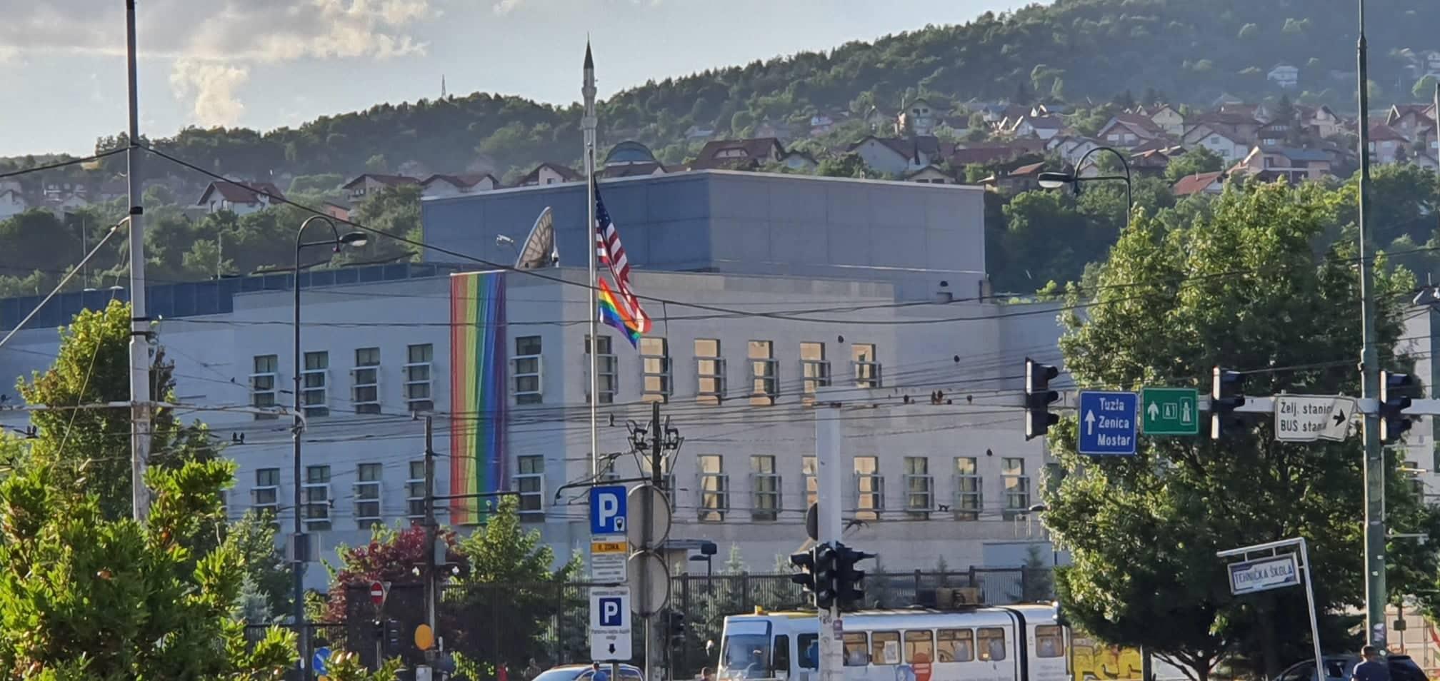 Ambasada SAD u Sarajevu okačila zastave duginih boja u znak podrške LGBTI osobama