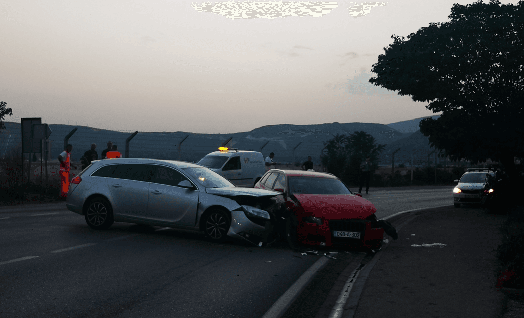 Više osoba je povrijeđeno večeras oko 20 sati u saobraćajnoj nesreći - Avaz