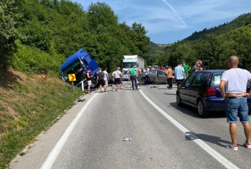 Zbog nesreće obustavljen saobraćaj na Komaru, ima povrijeđenih