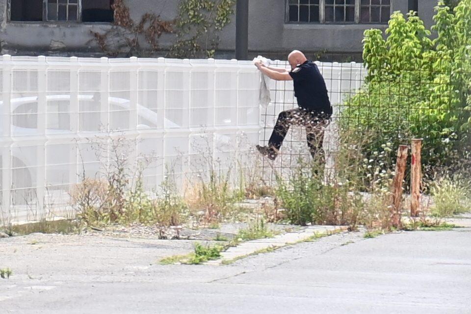 Trenutak kada policajac kreće za njim - Avaz