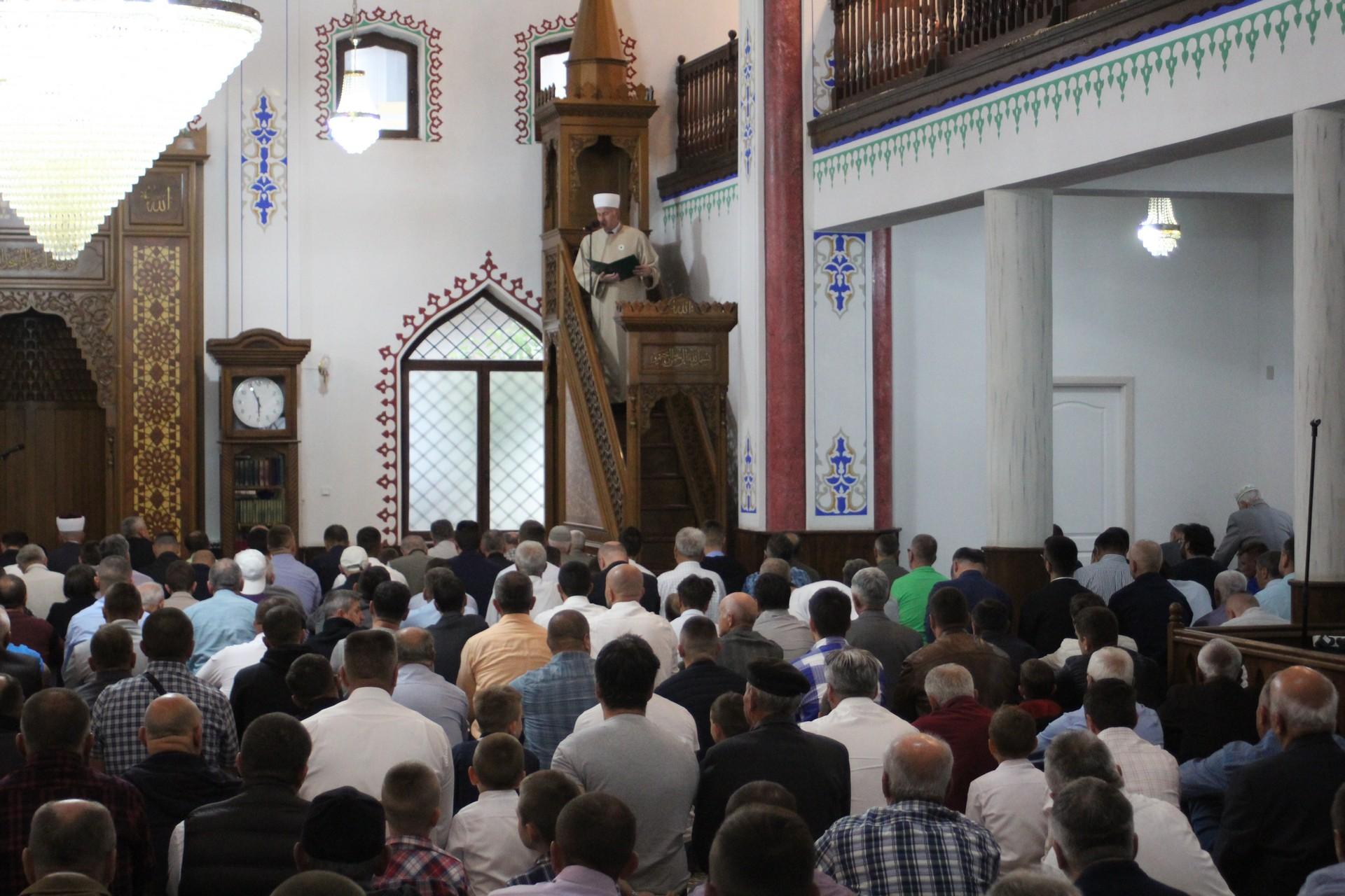 U džamiji Kajserija - Avaz