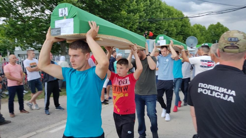 Učesnici "Marša mira" i porodice žrtava genocida prenijeli tabute do Musale