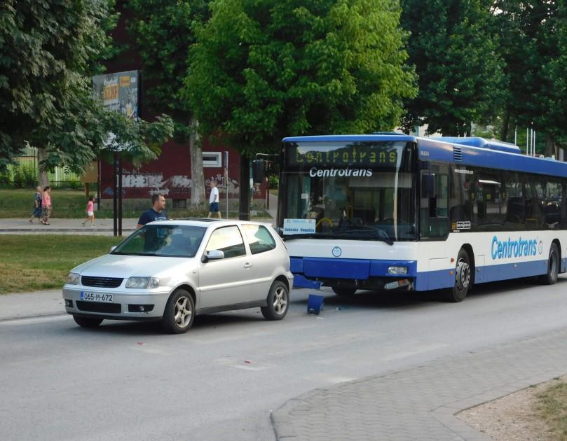 Sudar automobila i autobusa: Jedno lice zatražilo ljekarsku pomoć