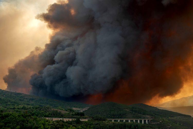 Voz u pokretu okružila vatra, putnici ostali u šoku