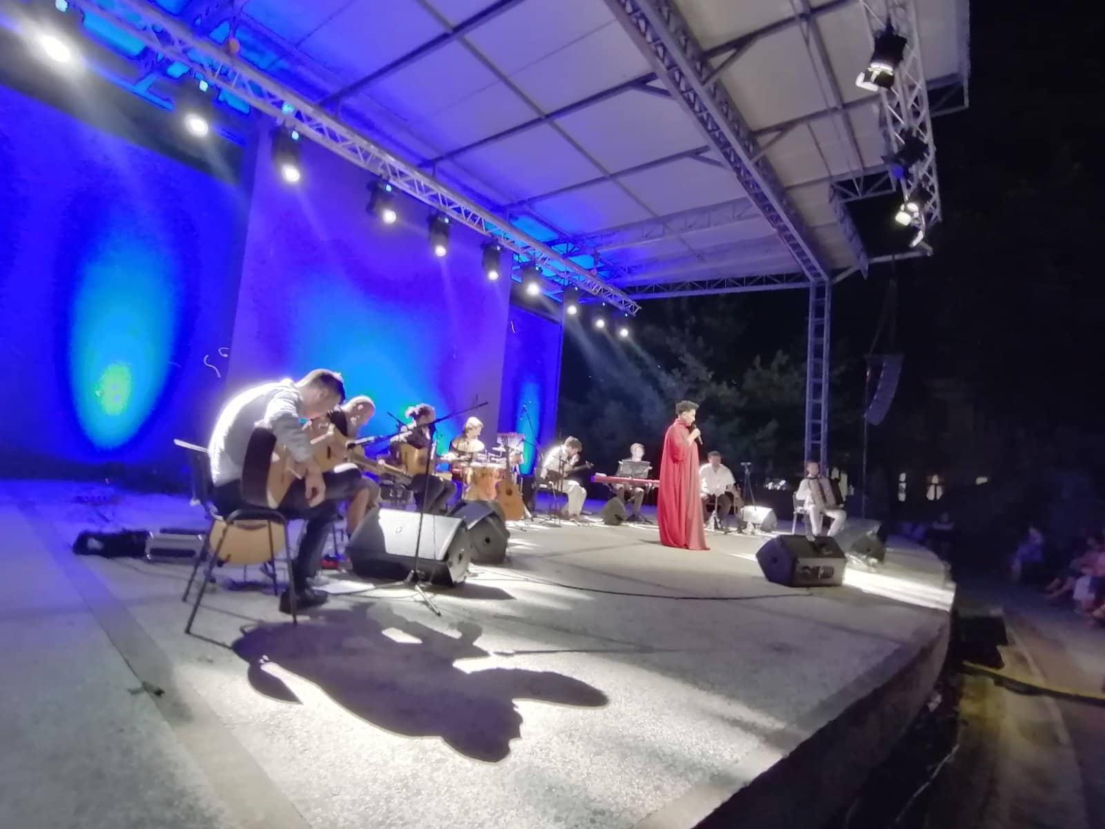 Pjevačica koncert počela sevdalinkom "Da sam sjajna mjesečina" - Avaz